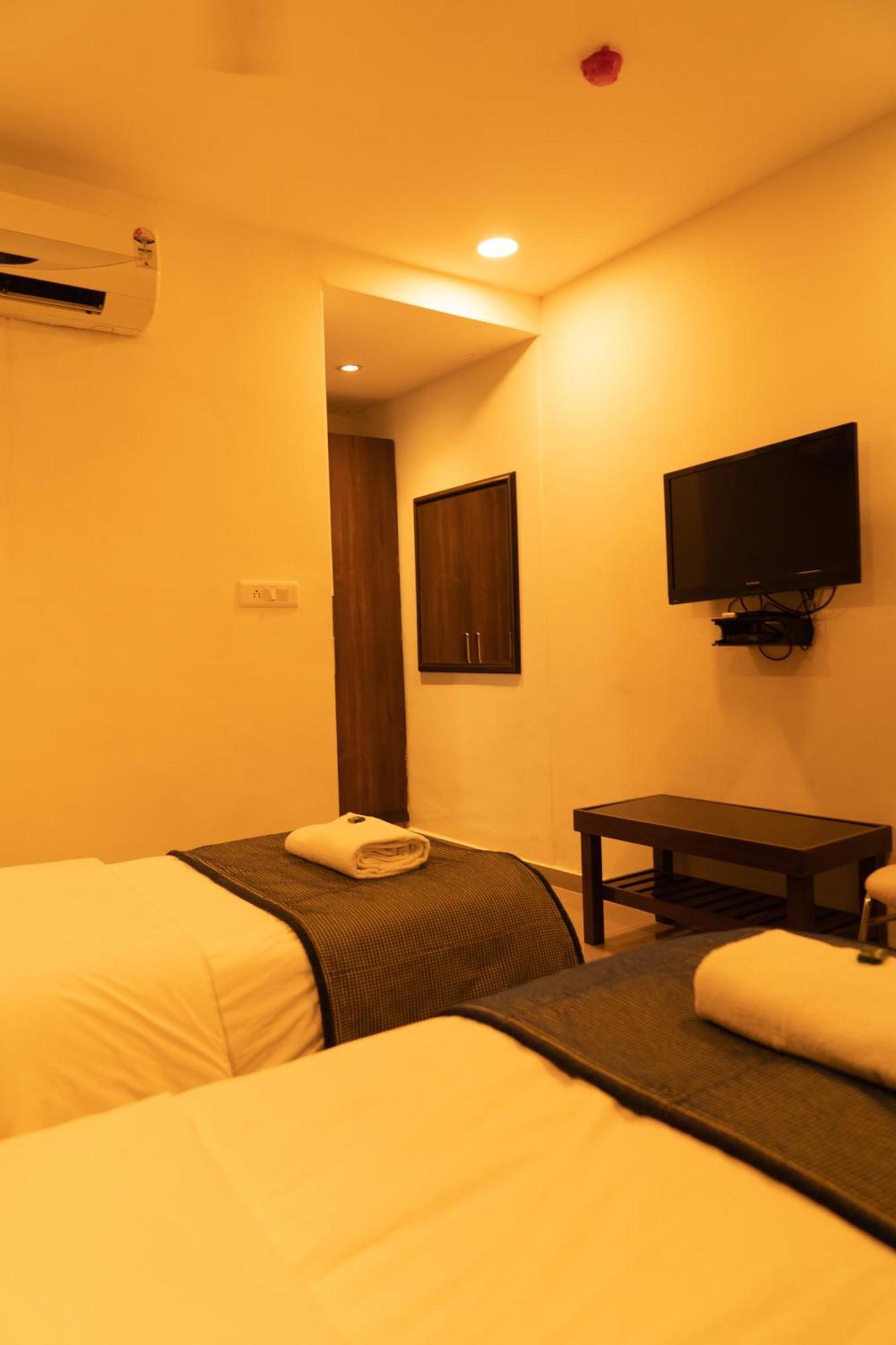 The Flamboyant Natraj Hotell Bharuch Eksteriør bilde