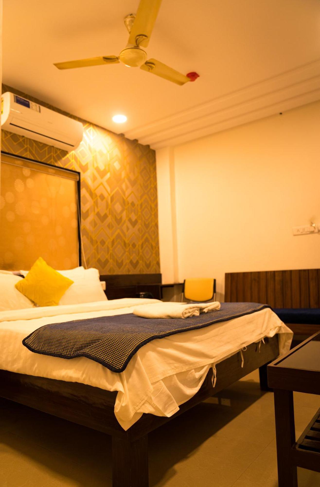 The Flamboyant Natraj Hotell Bharuch Eksteriør bilde